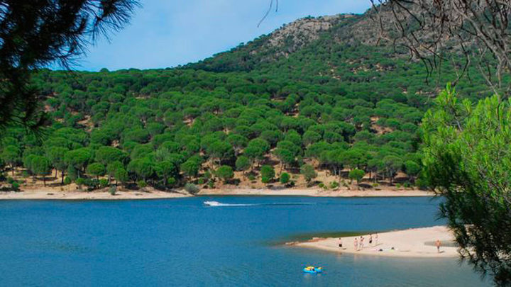 PLAYA DEL ALBERCHE. DÓNDE: M-507, a la salida de Aldea del Fresno 28620 Aldea del Fresno TARIFAS Gratis.  Parking: 2€.  CARACTERÍSTICAS:  La zona está acondicionada con duchas, baños, restaurante, zona de barbacoa y aparcamiento. / Redacción