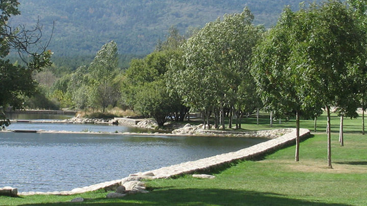 LAS PRESILLAS. DÓNDE:  Pinilla del Valle, Alameda del Valle, Rascafría, Monasterio de el Paular. HORARIOS DE APERTURAS:  Abierto todos los días desde las 10.00 hasta las 21.00 horas. DESDE CUÁNDO Y HASTA CUÁNDO:  La temporada puede durar hasta mediados o finales de septiembre en función del tiempo. TARIFAS: La entrada a las personas es libre y gratuita. Coches: 9€, Motos: 4€,  Autobuses: 30€  CARACTERÍSTICAS: Tiene césped, mucha zona de sombra y chiringuito. / Redacción