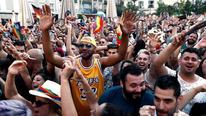 Asistentes al pregón del Orgullo 2019, celebrado en la plaza Pedro Zerolo / EFE