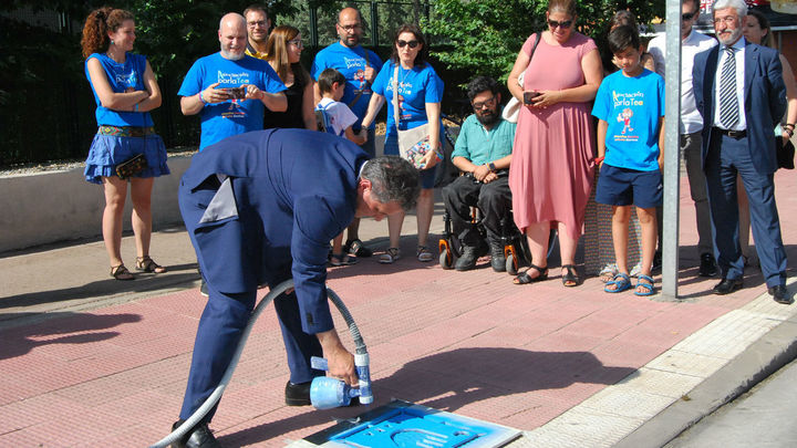 El alcalde Parla, Ramón Jurado Rodríguez , pinta un pictograma