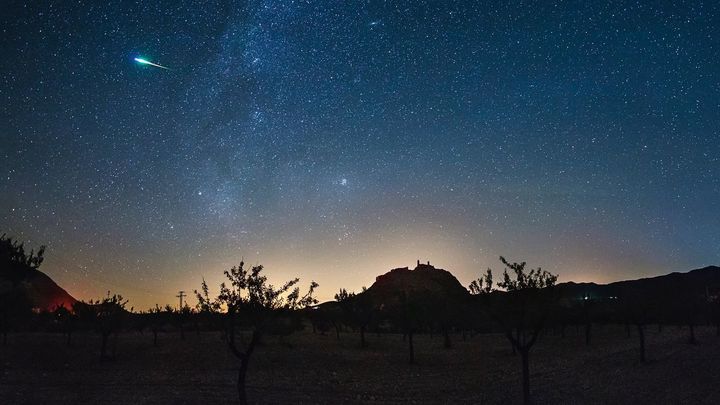 Si prefieres buscar estrellas fugaces en el Valle del río Eresma, en el Real Sitio de San Ildefonso, tienes un magnífico mirador: el mirador del Puerto de Navacerrada. Además es uno de los que nos ofrecen un acceso más sencillo. Se llega a él cómodamente desde el aparcamiento del Puerto de Navacerrada cruzando la carretera SG-615.