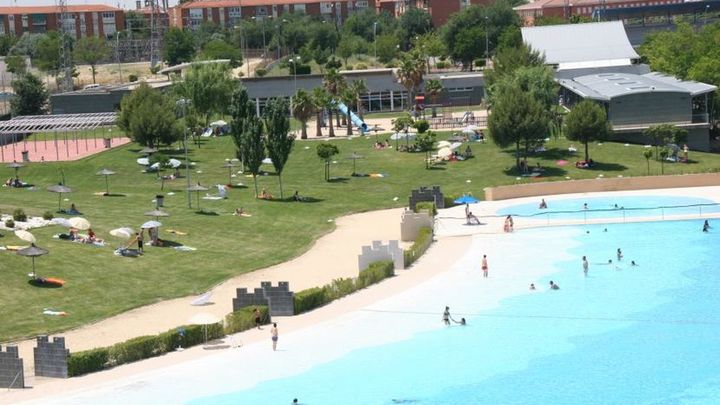 ¿Imaginas una playa en Parla? ¡Pues existe! Se trata de una recreación de una playa y aunque sea artificial, es una inmensa piscina de agua salada y rodeada de arena. Tendrás la opción de alquilar una sombrilla para pasar todo el día sin riesgos de quemaduras. La entrada depende de si estás empadronado o no en Parla. Para los vecinos de este municipio, cuesta 4 euros para los niños y 7,50 para los adultos. Para los que llegan de fuera, son 6,35 euros para los niños y 12,75 para los adultos.