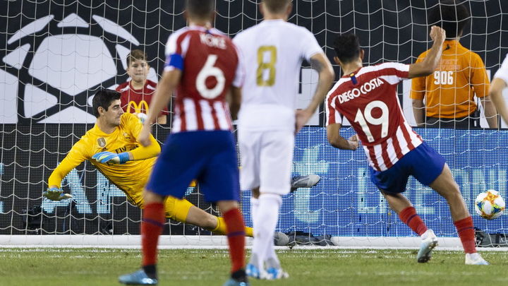 Diego Costa anota un penalti frente al Real Madrid / EFE