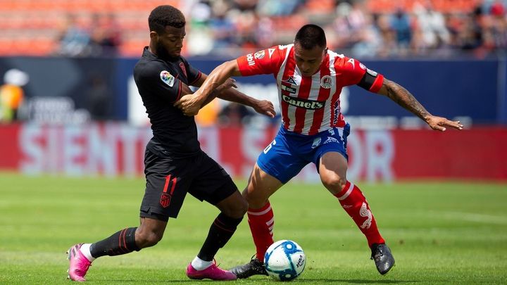 Lemar lucha un balón frente al Atlético de San Luis / EFE