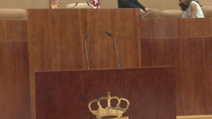 Este es el atril del discurso de Díaz Ayuso