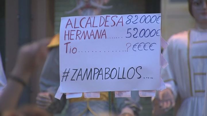 Pancarta en el pregón de las Fiestas de Móstoles