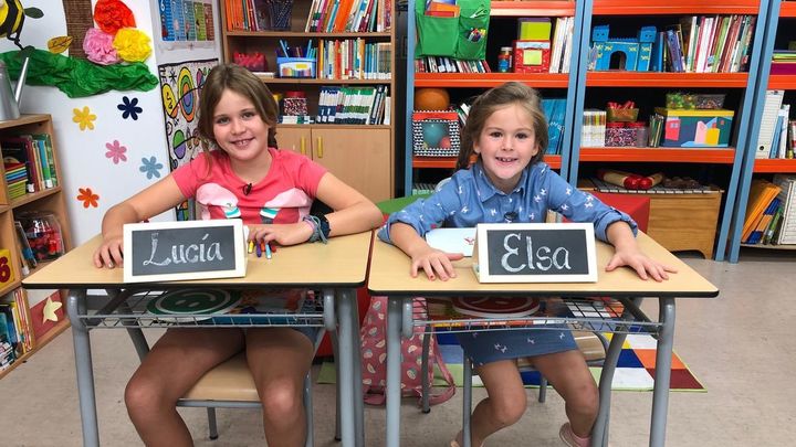 Lucía y Elsa, dos hermanas que entrevistan a los invitados / Redactor