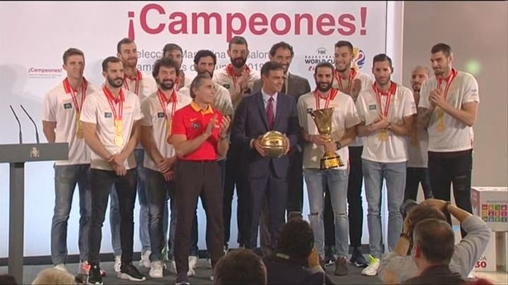 Pedro Sánchez con los campeones