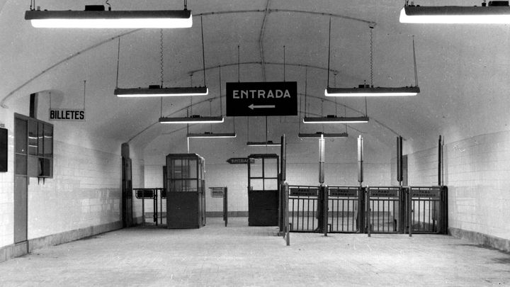 Entrada a estación Plaza de Castilla de Metro de Madrid / Metro de Madrid