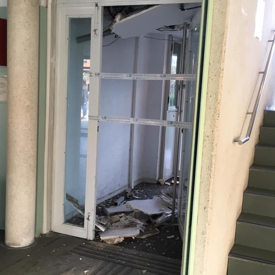 Arrojan pintura a la fachada del Ayuntamiento de Coslada