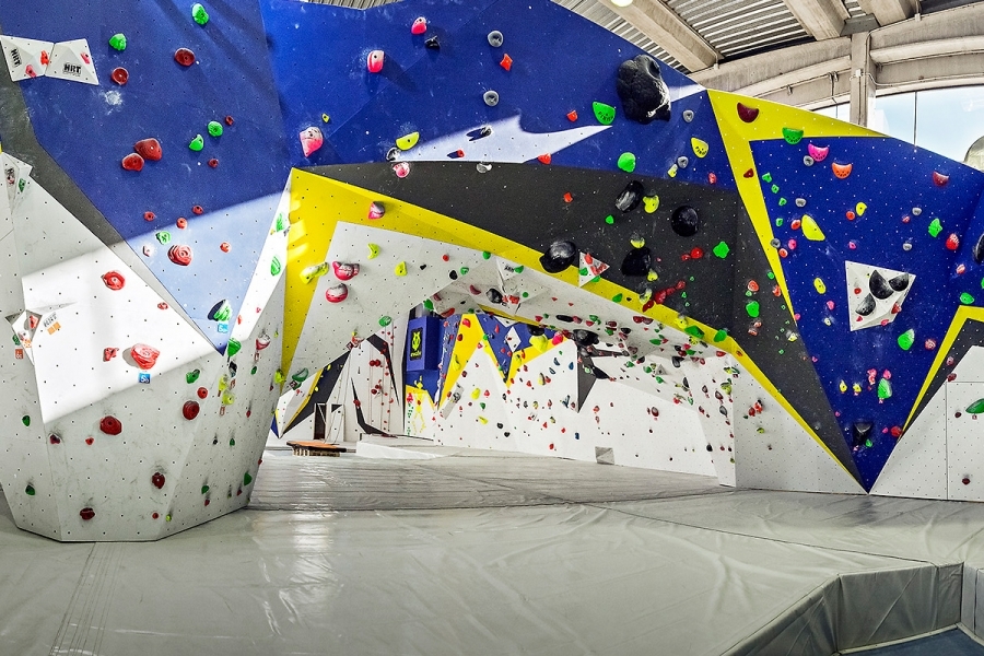Arrojan pintura a la fachada del Ayuntamiento de Coslada