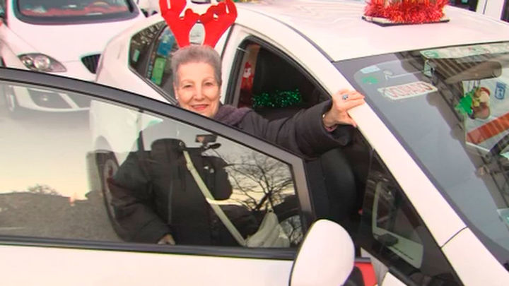 Los mayores madrileños puede subirse de forma gratuita al 'Taxi luz' para contemplar el alumbrado navideño