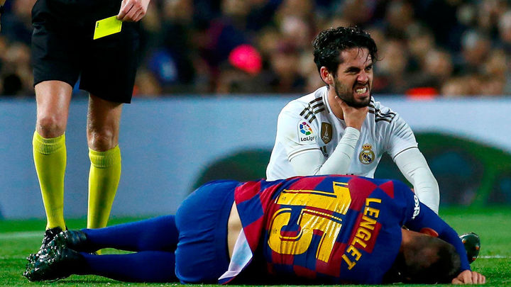 Isco se duele tras una entrada junto a Lenglet en el Clásico / EFE