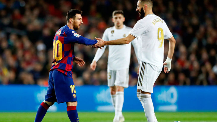 Messi y Benzemá se saludan momentos antes del pitido inicial en El Clásico / EFE