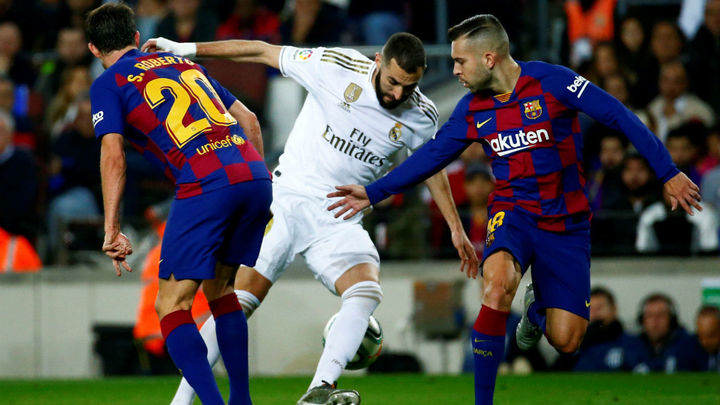 Benzema ante Jordi Alba y Sergi Roberto / Efe