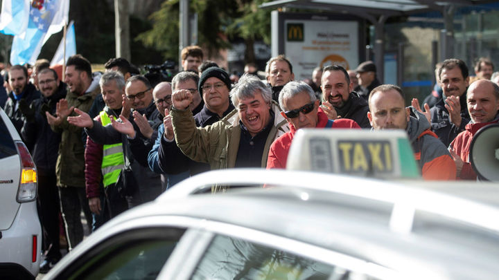Numerosos taxistas que se manifiestan por el centro de Madrid / EFE