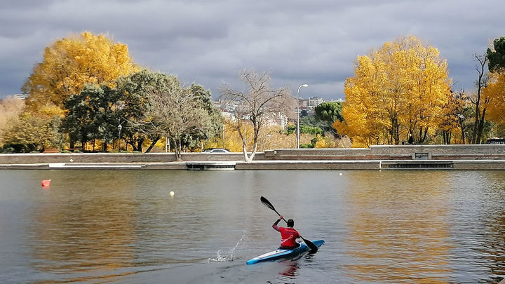 Una persona practica el piragüismo en el lago de la Casa de Campo de Madrid / Daniel Gil García