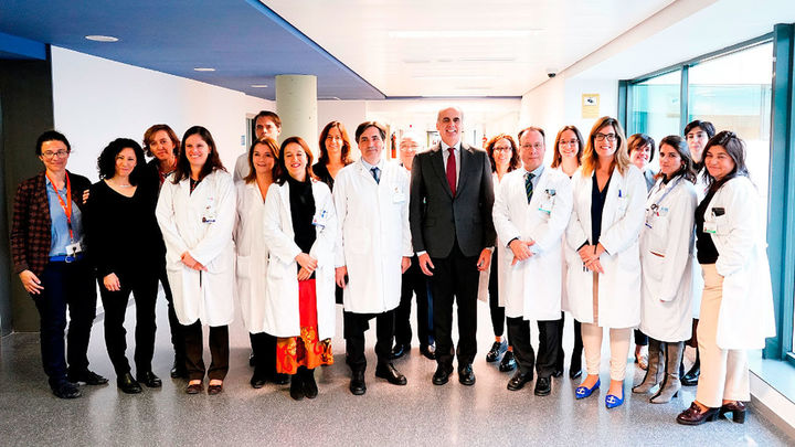 Ruiz Escudero con profesionales de Oncología del Hospital Puerta de Hierro