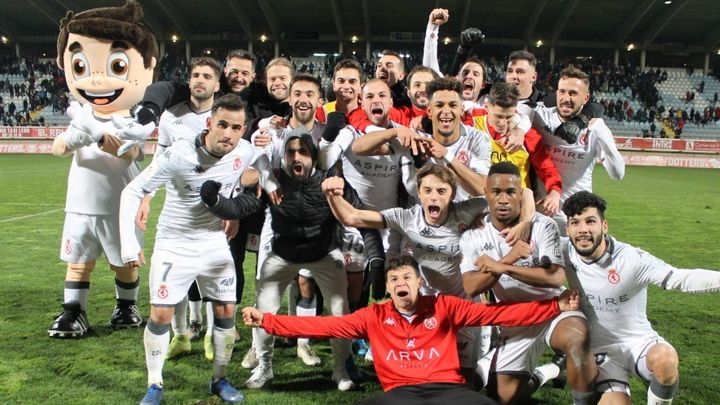 Los jugadores de la Cultural celebran el pase de ronda en Copa