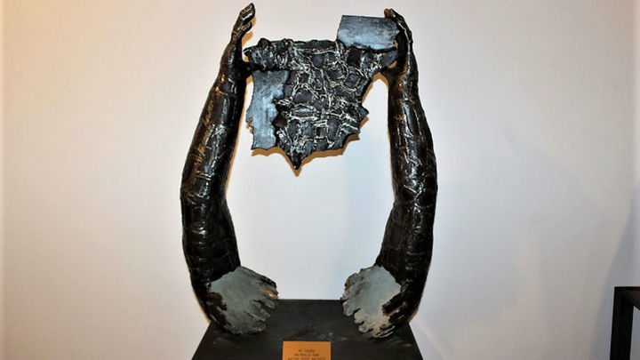 Escultura hecha con metralla