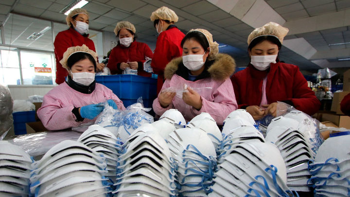 Fabricación de mascarillas en China / EFE