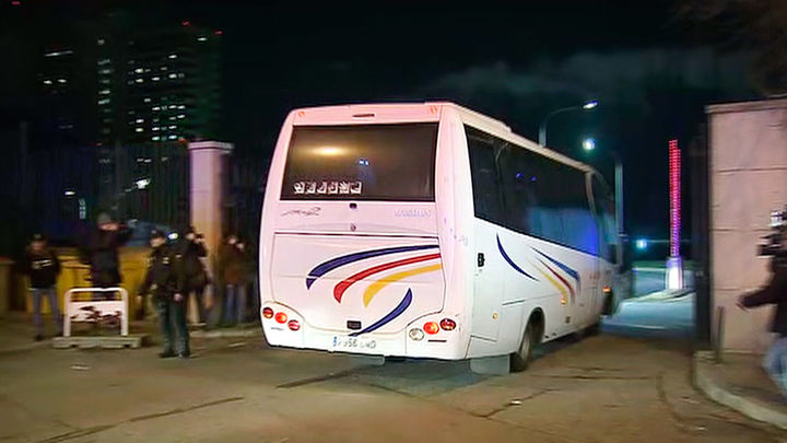 El autobús con los españoles repatriados de China llega a Hospital General de la Defensa en Madrid / Telemadrid