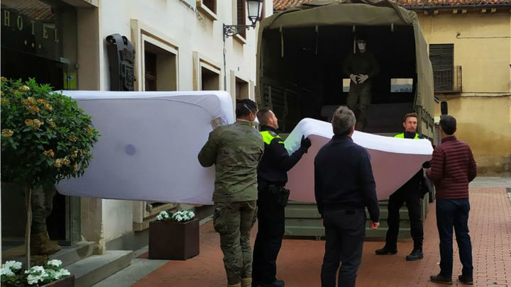 El Ejército trasladando camas