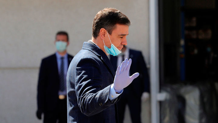 El presidente del Gobierno, Pedro Sánchez, visita una fábrica de respiradores en Móstoles (Madrid) / EFE