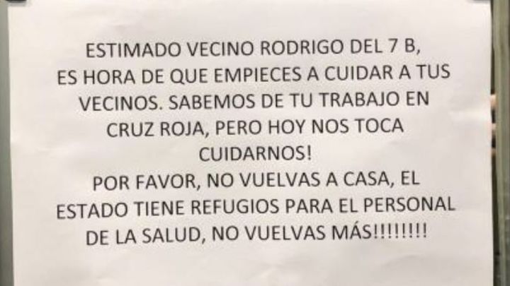 Cartel contra un sanitario de la Cruz Roja en Argentina