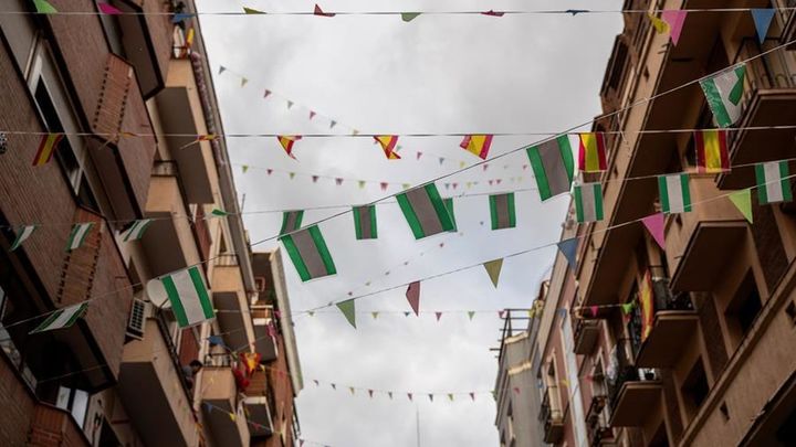 Vecinos de la calle María Panes de Madrid han decorado sus balcones con motivo de la Feria de Abril de Sevilla, cancelada este año debido a la pandemia del coronavirus / EFE