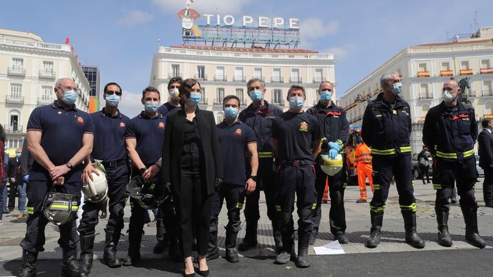 La presidenta de la Comunidad de Madrid, Isabel Díaz Ayuso, con los miembros del Cuerpo de Bomberos / EFE