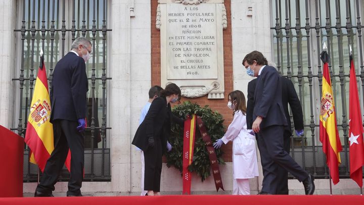 El alcalde de Madrid, José Luís Martínez Almeida  y la presidenta de la Comunidad de Madrid, Isabel Díaz Ayuso  depositan una corona ante la placa en memoria de los caídos del 2 de mayo / EFE