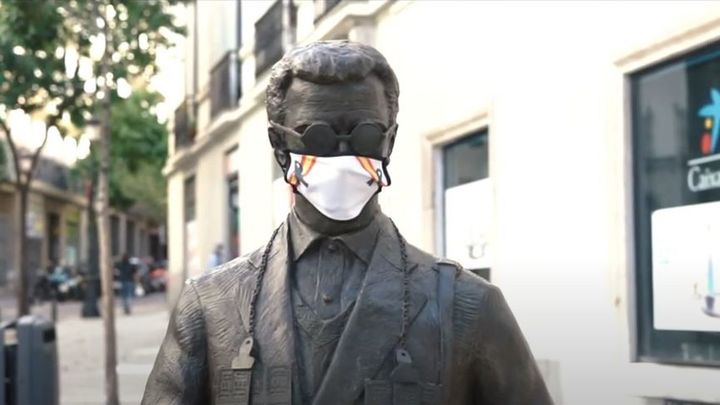 Estatua con mascarilla en Madrid / Plataforma Unidos