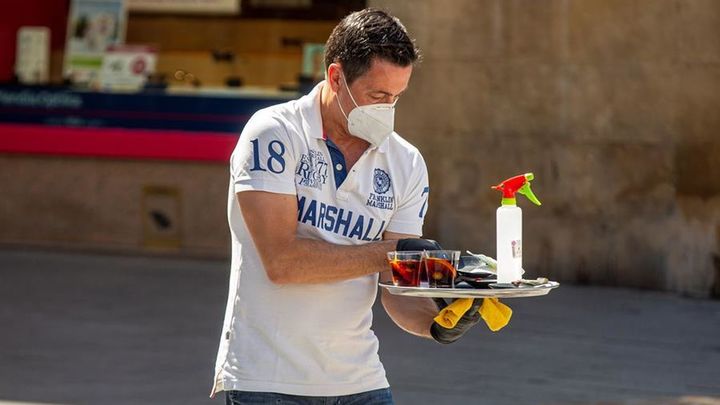 Un camarero prepara una terraza / EFE