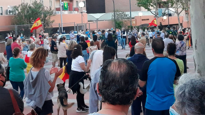 Decenas de personas protestan contra el Gobierno frente a la Comandancia de la Guardia Civil en Tres Cantos / EUROPA PRESS