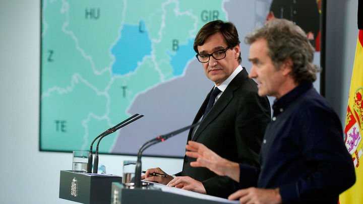 El Ministro de Sanidad, Salvador Illa, y el director del Centro de Coordinación de Alertas y Emergencias Sanitarias, Fernando Simón / EFE