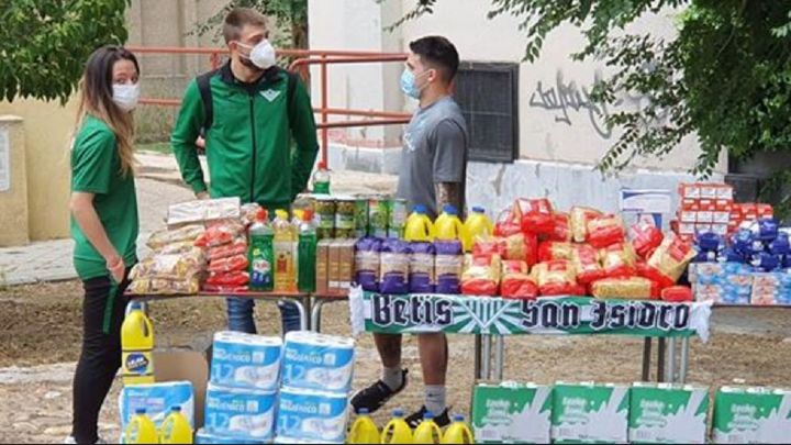CD Betis San Isidro reparte alimentos / @Betis_SanIsidro