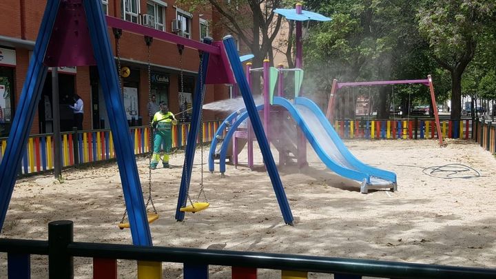 Desinfección de un parque infantil en Madrid / Europa Press