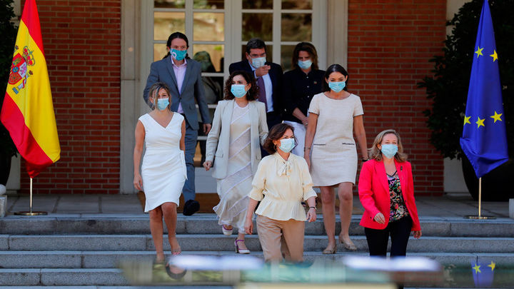 Los ministros asistentes a la firma del pacto con los agentes sociales / EFE