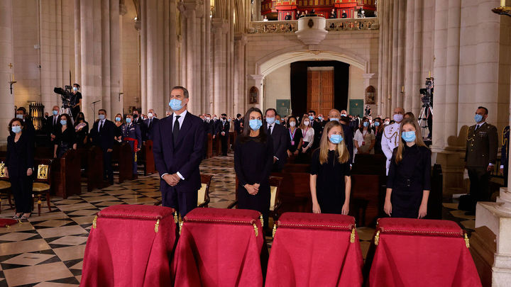 El Rey Felipe VI, la Reina Letizia, la princesa Leonor y la infanta Sofía asisten a la Santa Misa celebrada en recuerdo de todas las víctimas del covid-19 en la Catedral de la Almudena / Europa Press