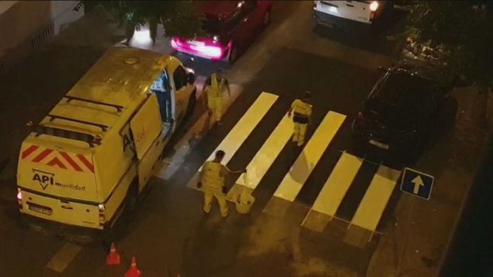 Operarios pintando un paso de peatones 'a medias' / TELEMADRID