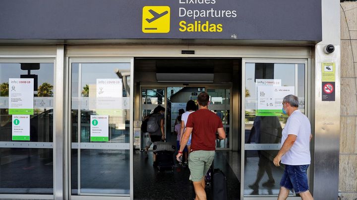 Viajeros en Barajas / Telemadrid