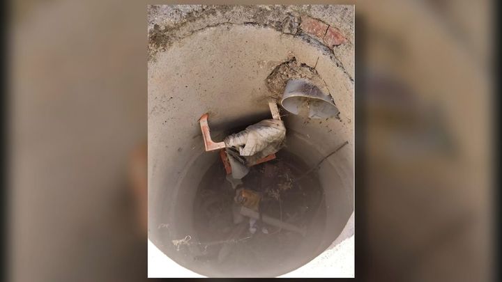 Alcantarilla por donde cayó la pareja de Víctor / Telemadrid