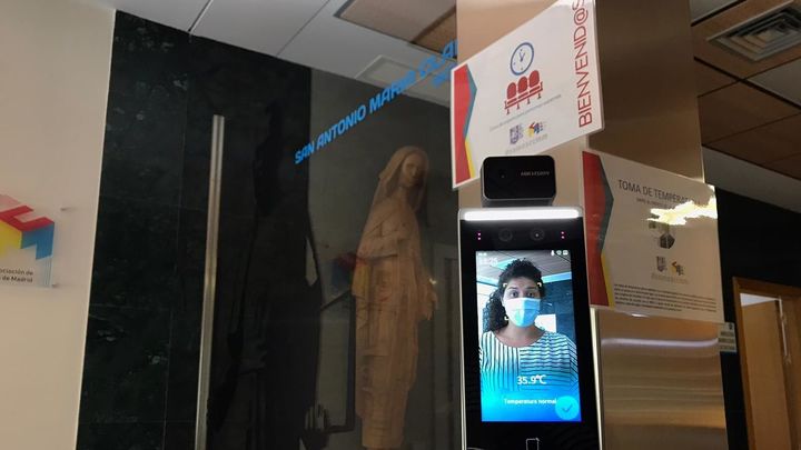 Control de temperatura en el acceso a un Colegio Mayor de Madrid / TELEMADRID