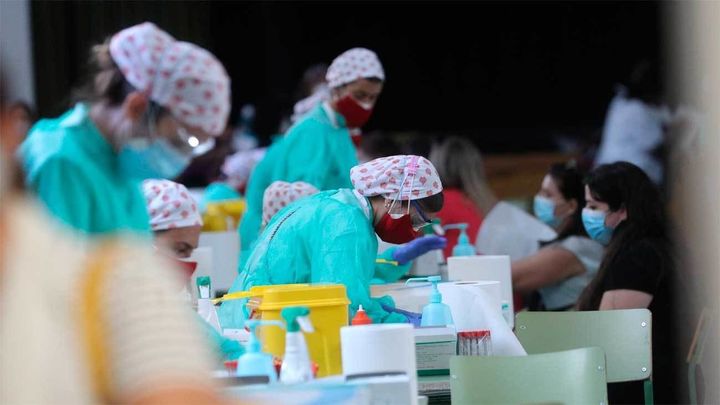 Personal sanitario realiza test de anticuerpos a profesores / EFE