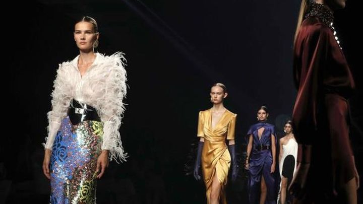 Sanchís nos propone un viaje en el que se han visto desde vestidos pomposos y mucha pluma / EFE