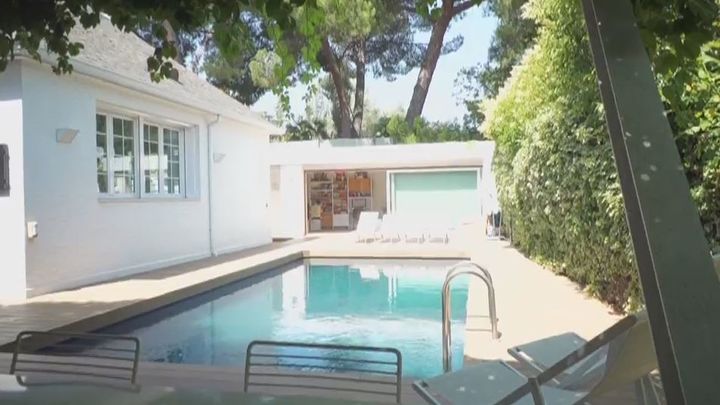 Piscina de la casa donde viven 11 personas / REDACCIÓN