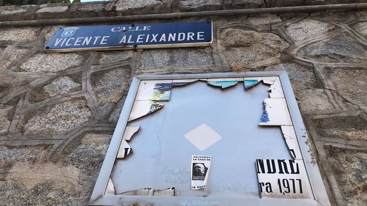 Placa en recuerdo a Vicente Aleixandre, totalmente destrozada / REDACCIÓN