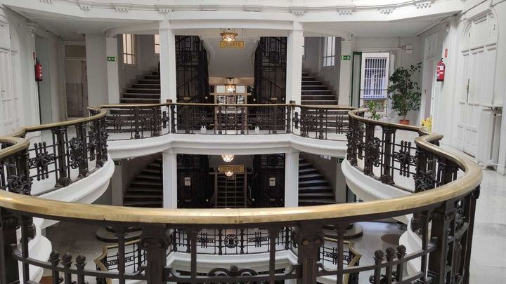 Detalle de la barandilla de la escalinata de la Casa Palazuelo / REDACCIÓN