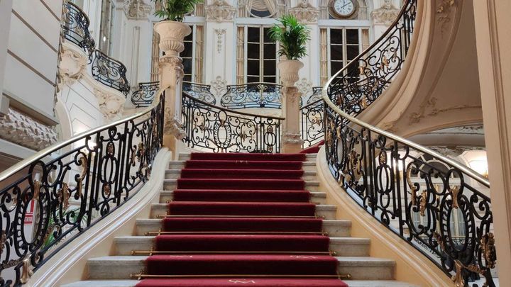 Escalera en el patio central del Casino / REDACCIÓN